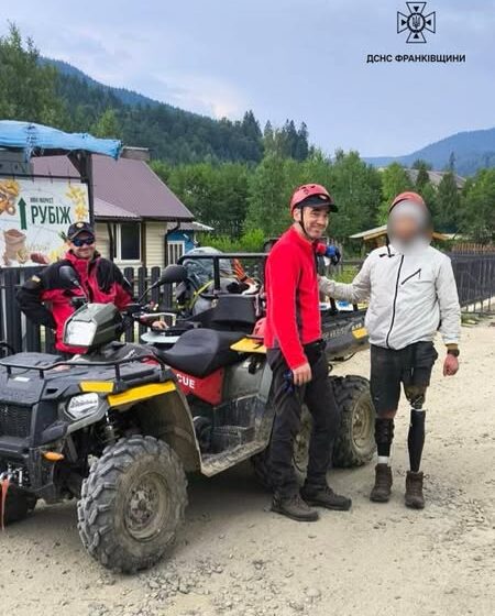Гірські рятувальники в районі гори Піп Іван Чорногорський допомогли франківчанину, який має протези обох нижніх кінцівок