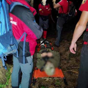На Верховинщині заблукав та травмувався турист: знадобилась допомога рятувальників