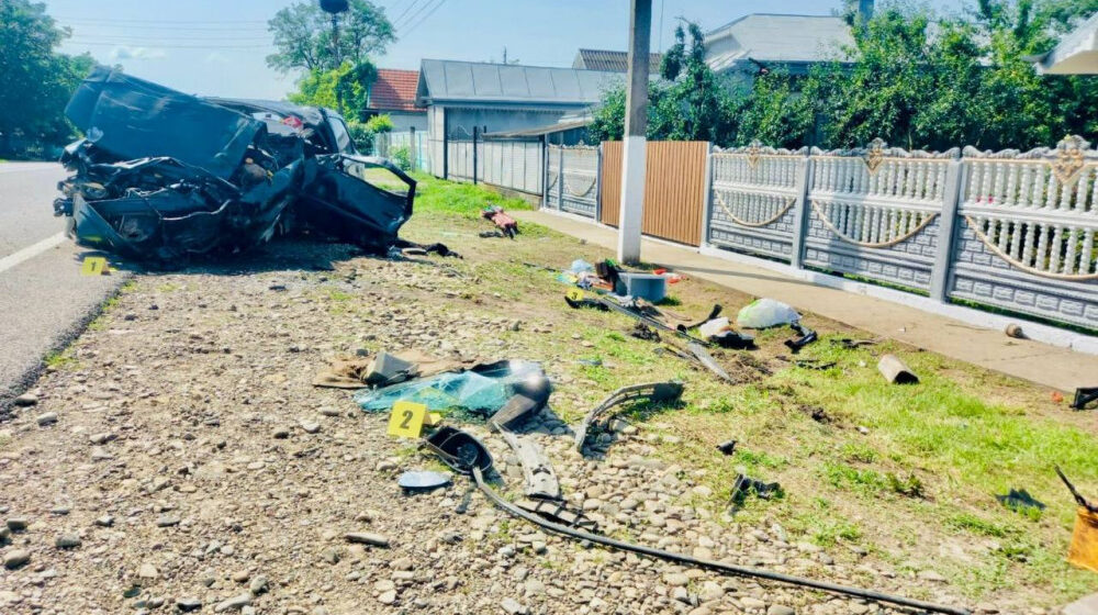 На Снятинщині автомобіль, у якому було двоє неповнолітніх, в’їхав у припарковані на узбіччі скутери