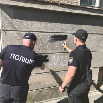 Коломийські поліцейські зафарбовували написи з пропагандою наркотиків