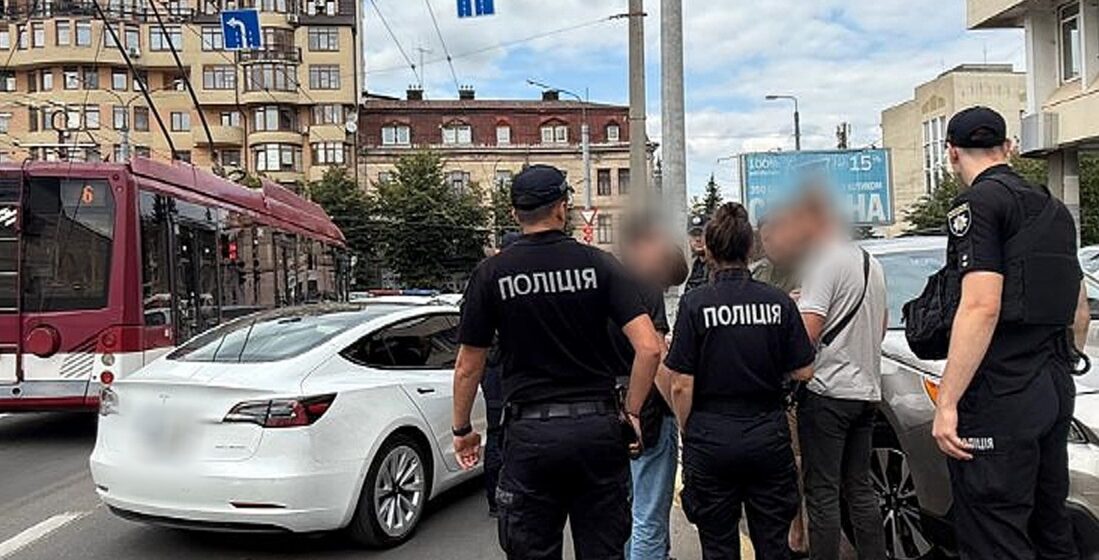 У Франківську молодики на «Tesla» роз’їжджали з макетом автомата: поліцейські затримали учасників інциденту (ФОТО)