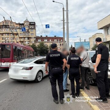У Франківську молодики на «Tesla» роз’їжджали з макетом автомата: поліцейські затримали учасників інциденту (ФОТО)