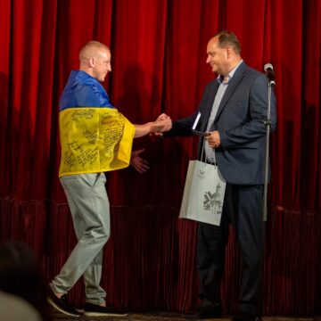 «Мріяв про халву і майонез»: у Франківську відзначили захисників, які повернулись з російського полону (ФОТО)