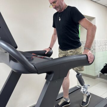 Знову ходить менш ніж за пів року після втрати ноги: історія захисника з Івано-Франківська Олега Отиопича