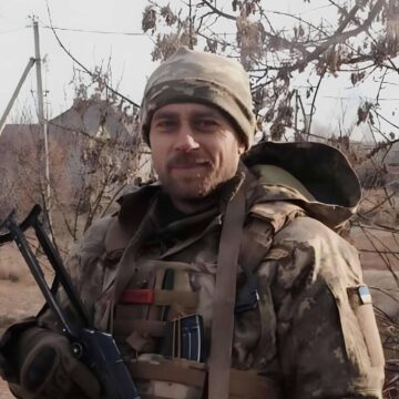Провів 890 днів у неволі: на Долинщину повертається звільнений з полону Роман Теренчин