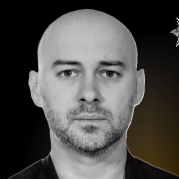 Сьогодні в Коломию прибуде траурний кортеж з тілом загиблого на війні поліцейського Ігоря Мартинюка Сьогодні в Коломию прибуде траурний кортеж з тілом загиблого на війні поліцейського Ігоря Мартинюка