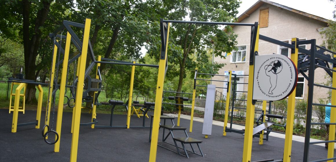 У Надвірній відкрили сучасний інклюзивний спортивний майданчик «СтронгВоркаут» (ФОТО)