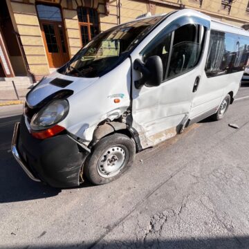 В Івано-Франківську водій «Tesla» протаранив дві автівки (ФОТО)