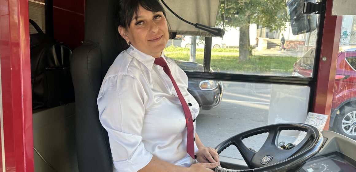 В Івано-Франківську жінка вперше сіла за кермо комунального автобуса