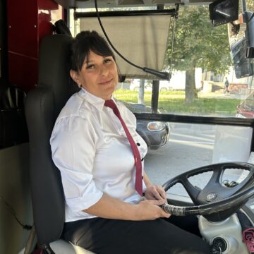 В Івано-Франківську жінка вперше сіла за кермо комунального автобуса В Івано-Франківську жінка вперше сіла за кермо комунального автобуса