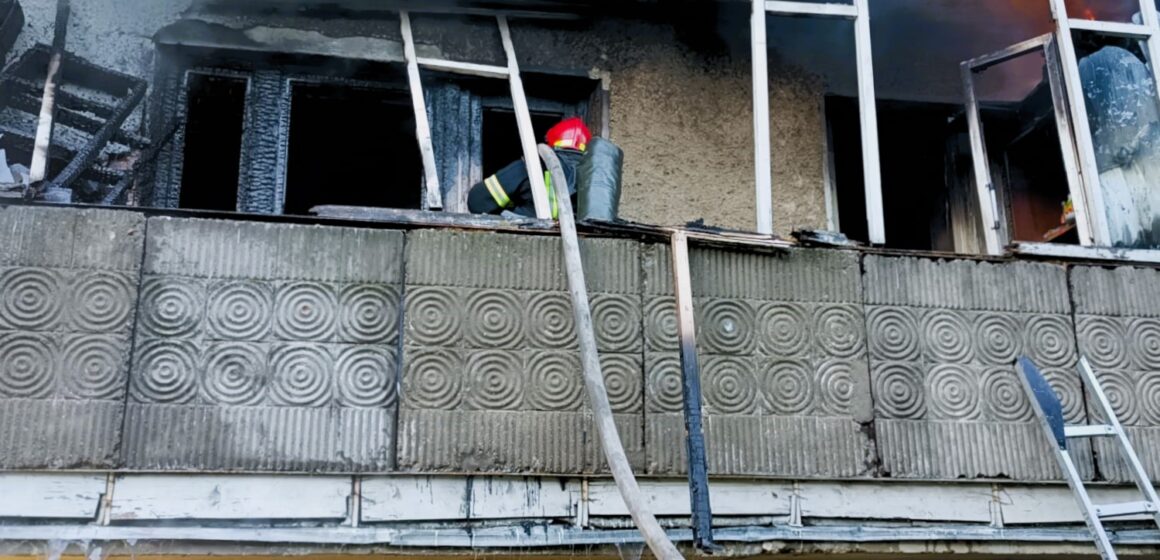 Під час пожежі франківські рятувальники врятували 40-річну жінку та евакуювали семеро осіб, серед яких дитина (ФОТО)