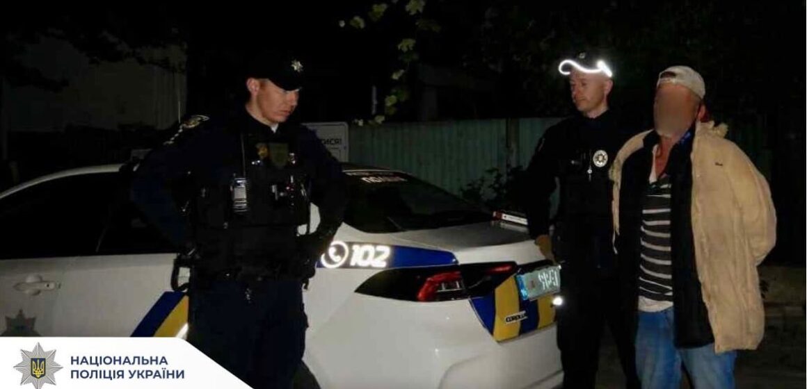 На Прикарпатті поліцейські повідомили про підозру грабіжнику, який вчинив напад на жінку