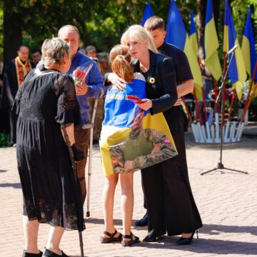 У День вшанування пам’яті Захисників і Захисниць України рідним полеглих воїнів з Прикарпаття вручили їх посмертні нагороди