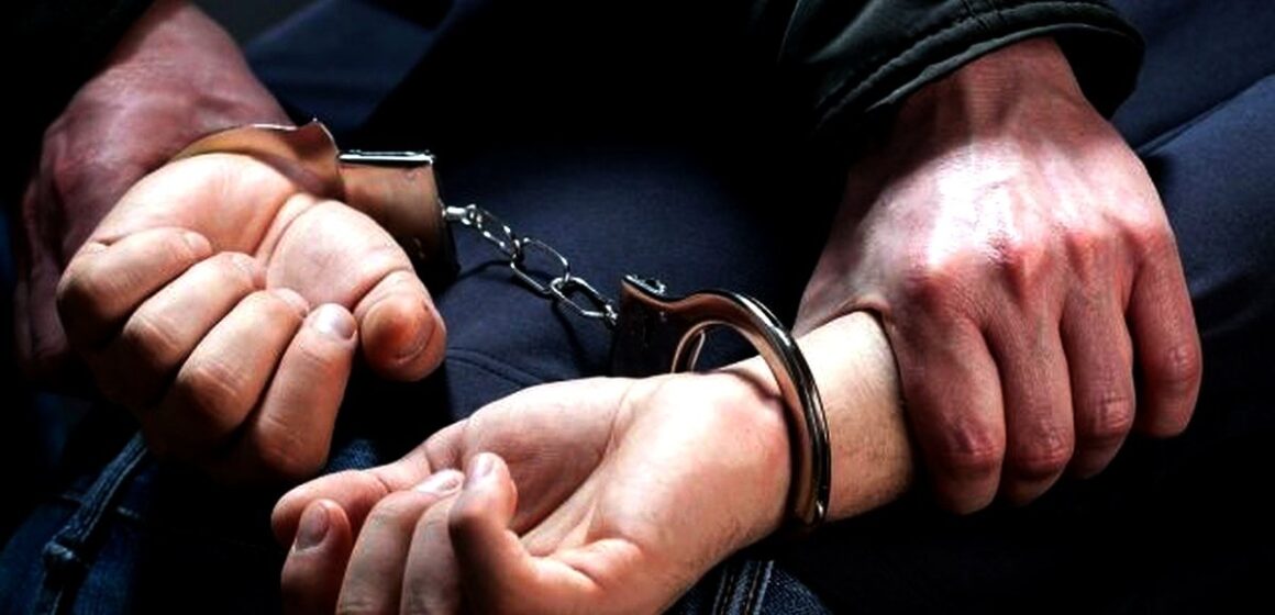 Чинив опір та намагався втекти: в центрі Івано-Франківська затримали чоловіка, який перебуває у розшуку Чинив опір та намагався втекти: в центрі Івано-Франківська затримали чоловіка, який перебуває у розшуку