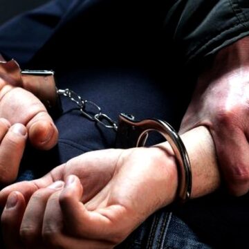 Чинив опір та намагався втекти: в центрі Івано-Франківська затримали чоловіка, який перебуває у розшуку Чинив опір та намагався втекти: в центрі Івано-Франківська затримали чоловіка, який перебуває у розшуку