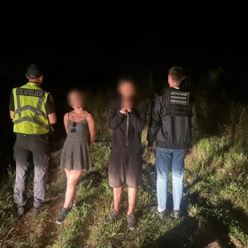 За 50 метрів від держрубежу затримали 25-річного жителя Івано-Франківщини та переправницю, яка вела його у Словаччину