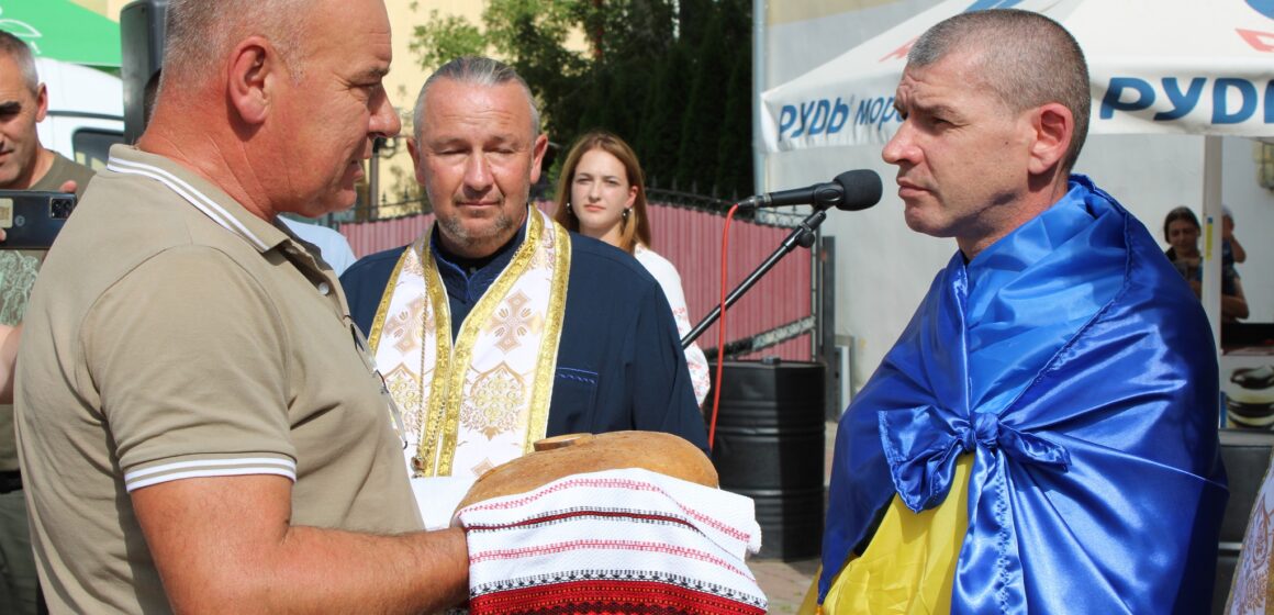 У Верховині земляки урочисто зустріли Петра Недоходюка, який повернувся з полону (ФОТО)