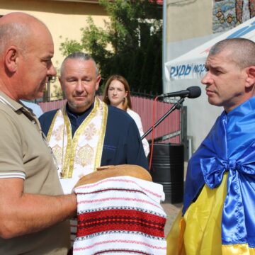 У Верховині земляки урочисто зустріли Петра Недоходюка, який повернувся з полону (ФОТО)