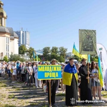 Паломники з різних куточків Прикарпаття вирушили у пішу прощу до Крилоса