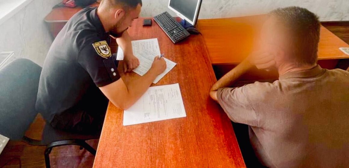 Поліцейські встановили чоловіка, який показував нацистський жест під час хвилини мовчання