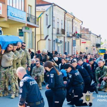 З дитинства мріяв стати поліцейським: в Коломиї попрощалися із загиблим на війні поліцейським Ігорем Мартинюком З дитинства мріяв стати поліцейським: в Коломиї попрощалися із загиблим на війні поліцейським Ігорем Мартинюком