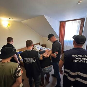 Затримали, коли передавав гроші: мешканець Франківщини заплатив 5000 доларів США, щоб перейти кордон