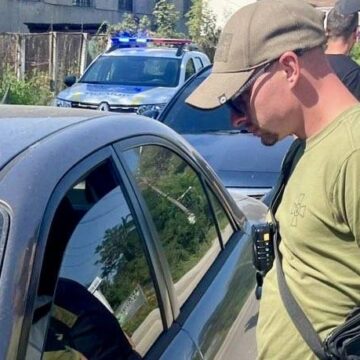 Військовослужбовці ТЦК та СП Прикарпаття перевіряють документи та роздають повістки з бодікамерами