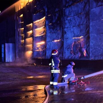 Прикарпатські рятувальники ліквідовують масштабну пожежу після ворожої атаки РФ