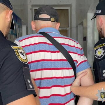 Пограбував 15-річну дівчину в автобусі: поліція затримала 45-річного франківця