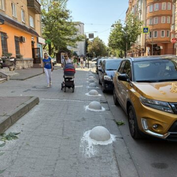 Тротуар — не парковка: в центрі Івано-Франківська розпочали встановлення антипаркувальних півкуль