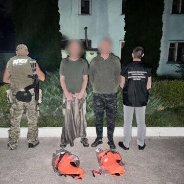 Бокорізи та рятувальні жилети не допомогли: прикордоннники затримали двох прикарпатців 