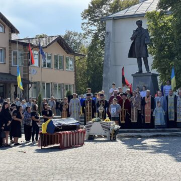 Отинійська громада прощається із загиблим захисником Русланом Петронецьким