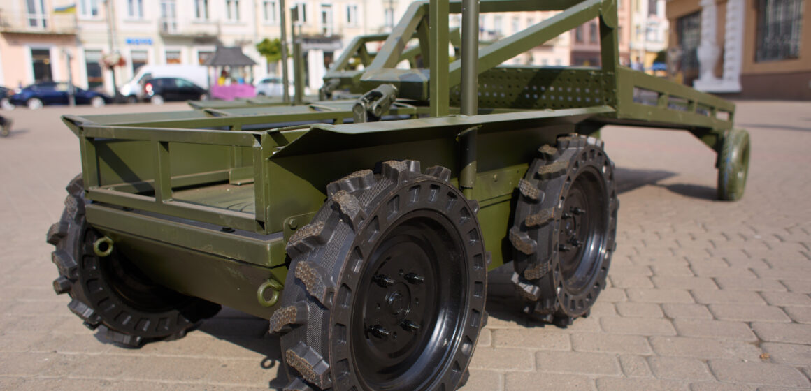 Для бригади “Азов” з Івано-Франківська передали чотири наземні дрони з причепами (ФОТО)