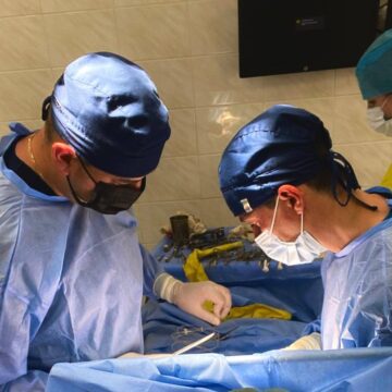 В Івано-Франківський обласній дитячій лікарні 15-річній пацієнтці видалили кисту яєчника об’ємом 8 літрів