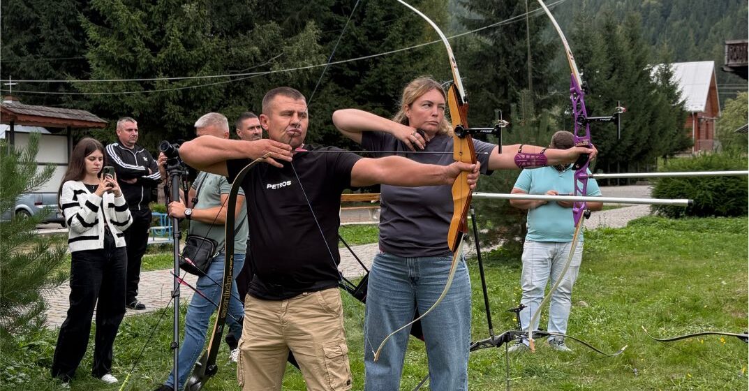 Реабілітація через спорт: на Прикарпатті провели майстер-клас зі стрільби із лука для поранених правоохоронців (ФОТО)