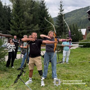 Реабілітація через спорт: на Прикарпатті провели майстер-клас зі стрільби із лука для поранених правоохоронців (ФОТО)