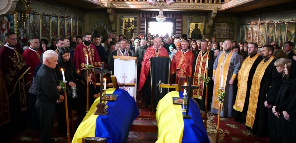 Калуська громада попрощалась із двома 42-річними захисниками – Миколою Будзаном та Іваном Думінкевичем