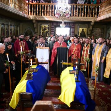 Калуська громада попрощалась із двома 42-річними захисниками – Миколою Будзаном та Іваном Думінкевичем