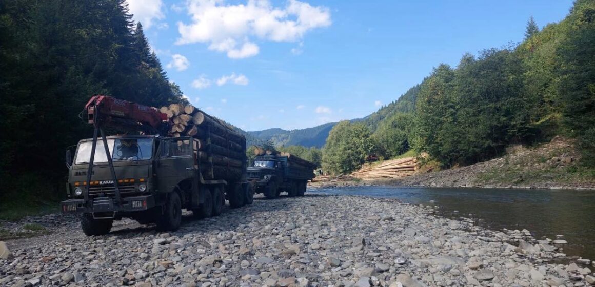 На Верховинщині через незаконний проїзд через річку оштрафували водіїв вантажівок