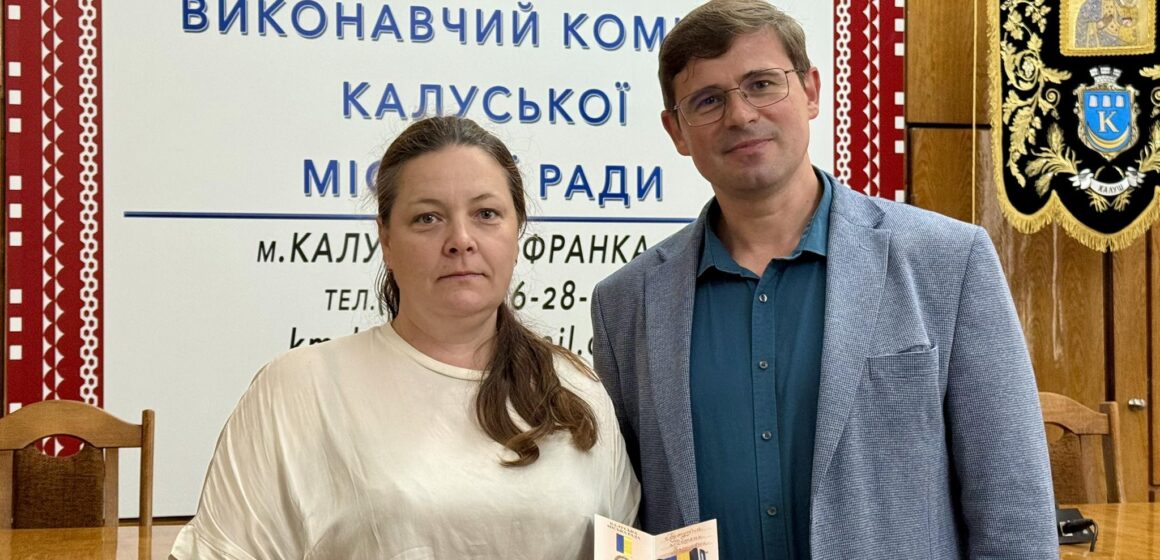 Батьків полеглих захисників Романа та Леоніда Бутусіних з Калуша народили відзнакою “За заслуги перед громадою”