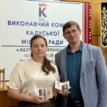 Батьків полеглих захисників Романа та Леоніда Бутусіних з Калуша народили відзнакою “За заслуги перед громадою”