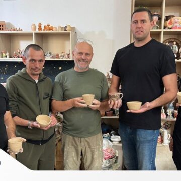 Сила відновлення у гончарстві: поліцейські Івано-Франківщини організували арттерапію для захисників