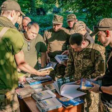 Франківців закликають долучитися до проєкту «Книга на фронт»