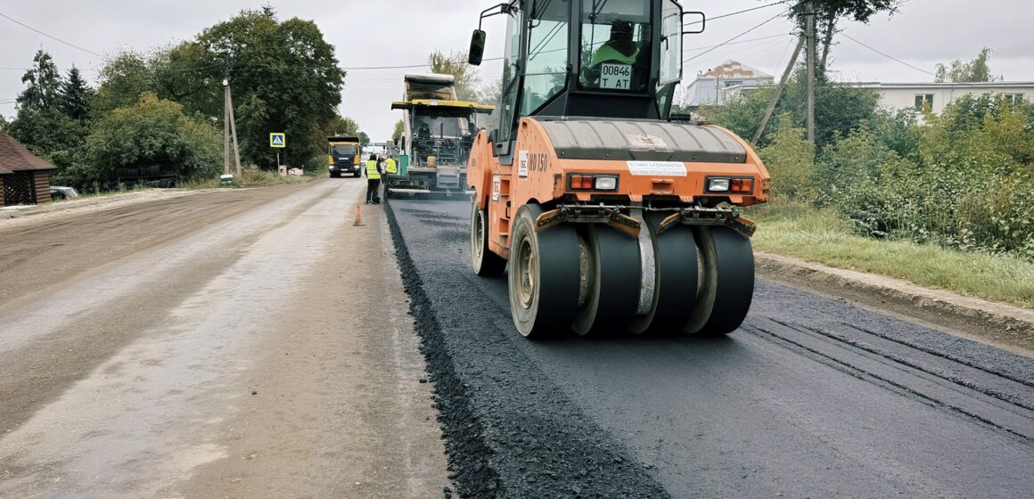 На Прикарпатті асфальтують ділянку дороги національного значення (ФОТО)