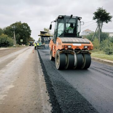 На Прикарпатті асфальтують ділянку дороги національного значення (ФОТО)