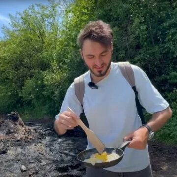 Відомий блогер показав, як смажить яєшню на грязьовому вулкані в Старуні Відомий блогер показав, як смажить яєшню на грязьовому вулкані в Старуні