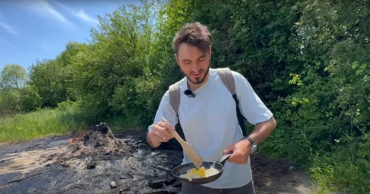 Відомий блогер показав, як смажить яєшню на грязьовому вулкані в Старуні Відомий блогер показав, як смажить яєшню на грязьовому вулкані в Старуні