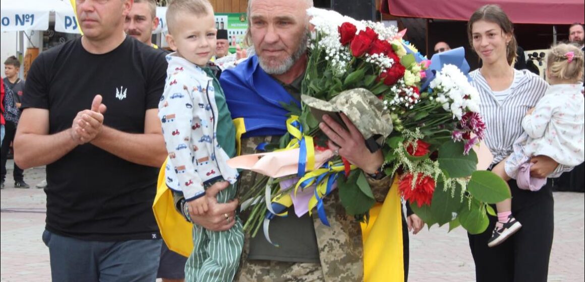 Верховинщина урочисто зустріла захисника Володимира Кутового, який повернувся з полону (ФОТО)