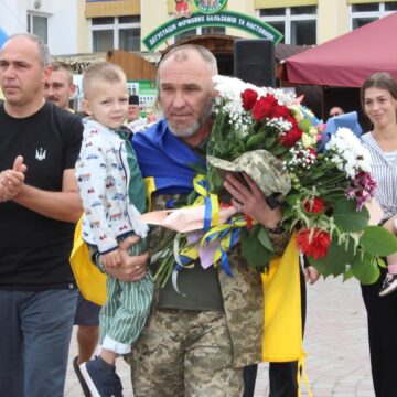 Верховинщина урочисто зустріла захисника Володимира Кутового, який повернувся з полону (ФОТО)