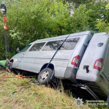Між населеними пунктами Тисменицької та Галицької громад мікроавтобус з’їхав у кювет